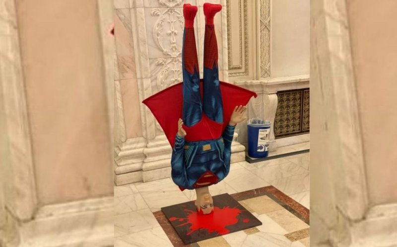 O machetă cu Superman plonjat în cap a fost adusă în Parlament de ziua votării moțiunii de cenzură. Reacția liberalilor