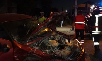 ACCIDENT grav în Cluj cu trei victime. În urma impactului, un autovehicul a fost proiectat într-un imobil