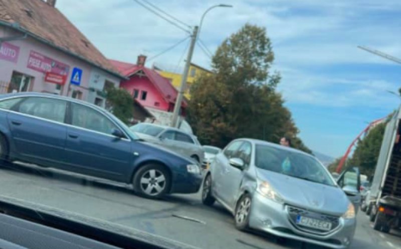Două mașini, “șifonate” serios în centrul Clujului.. din neatenție și grabă