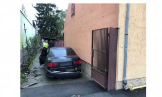 Un șofer din Cluj a rupt poarta unei case iar apoi și-a abandonat mașina în curte