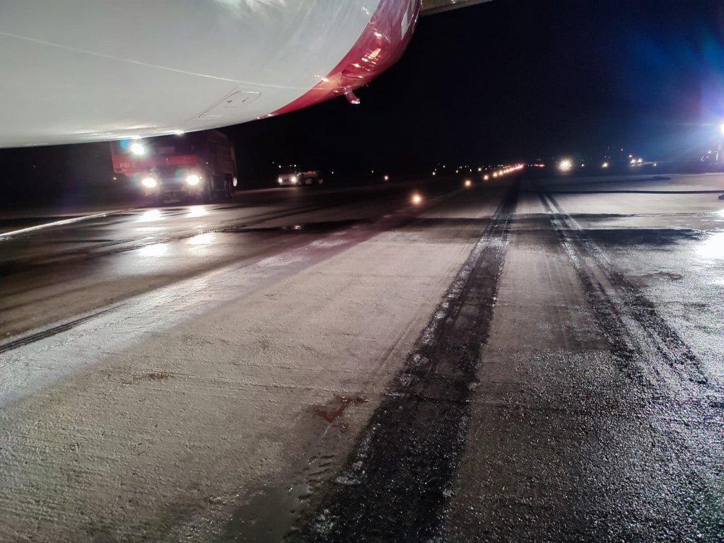 Aeroportul din Cluj este momentan ÎNCHIS/ Peste 100 de pasageri au fost evacuați în urma incendiului