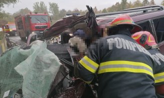 Accident GRAV pe Cluj - Oradea. Implicate un TIR și o mașină/ TIR-ul a ajuns pe calea ferată