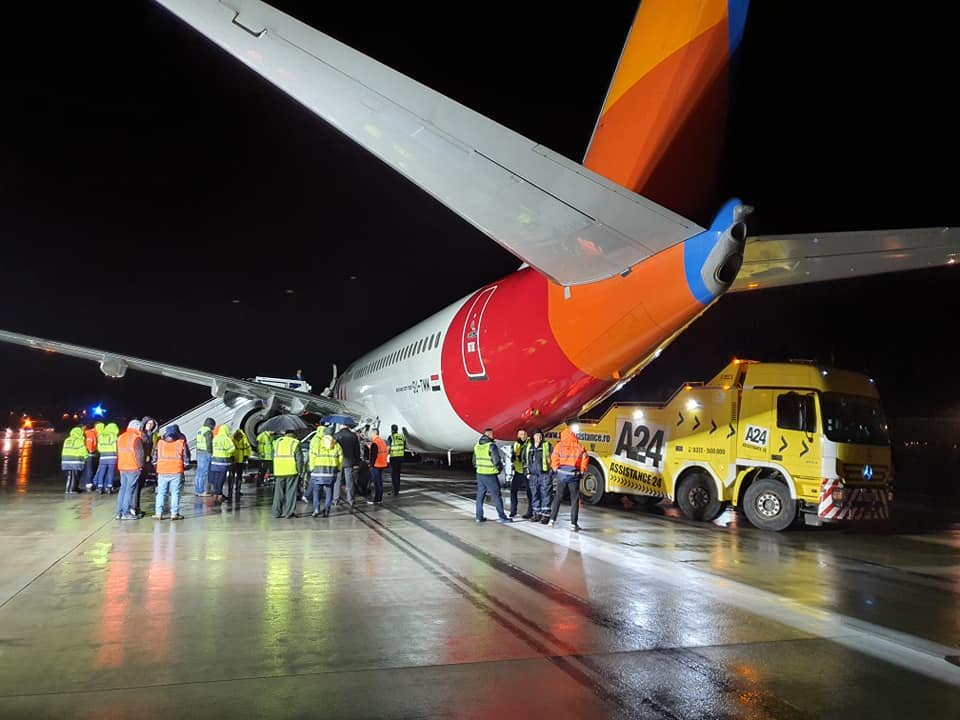 Cum a fost scos de pe pistă avionul care a luat foc la aterizare în Cluj