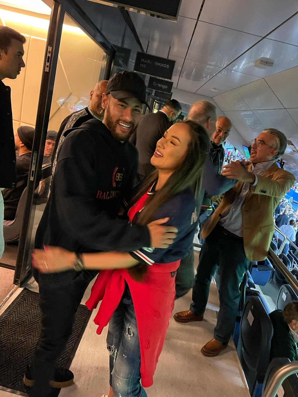 Vlăduța Lupău, fotografiată în brațele lui Neymar: "Când îți dorești ceva cu adevărat SE ÎNTÂMPLĂ!"