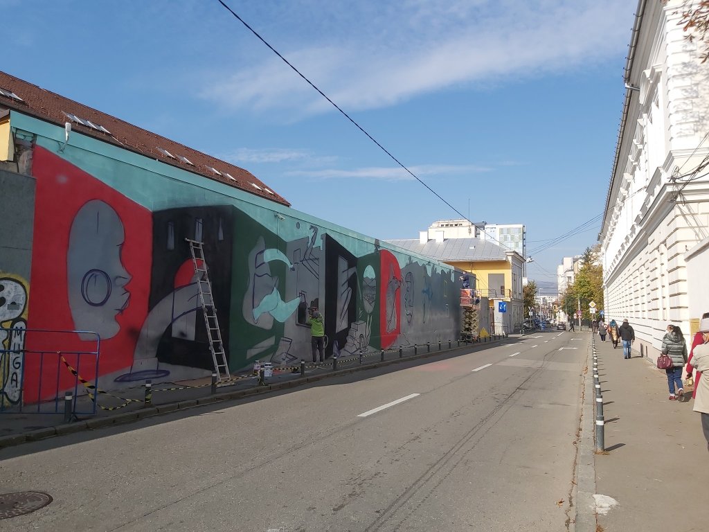 Mural de mari dimensiuni, pe  un zid aparținând Eparhiei Reformate din Cluj-Napoca