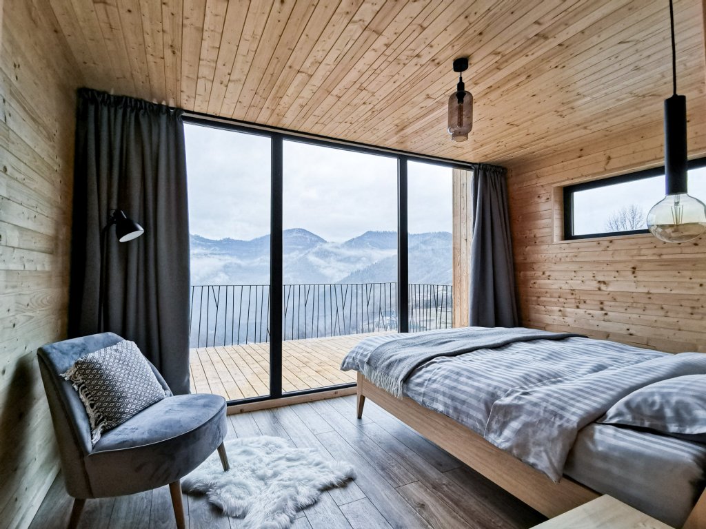 Cabana scandinavă din Munţii Clujului. Cu ciubăr şi o panoramă de Instagram