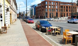 Locuri de parcare transformate în terase. Propunerea unui clujean ignorată de Primărie, regăsită în propunerile Băncii Mondiale pentru Cluj