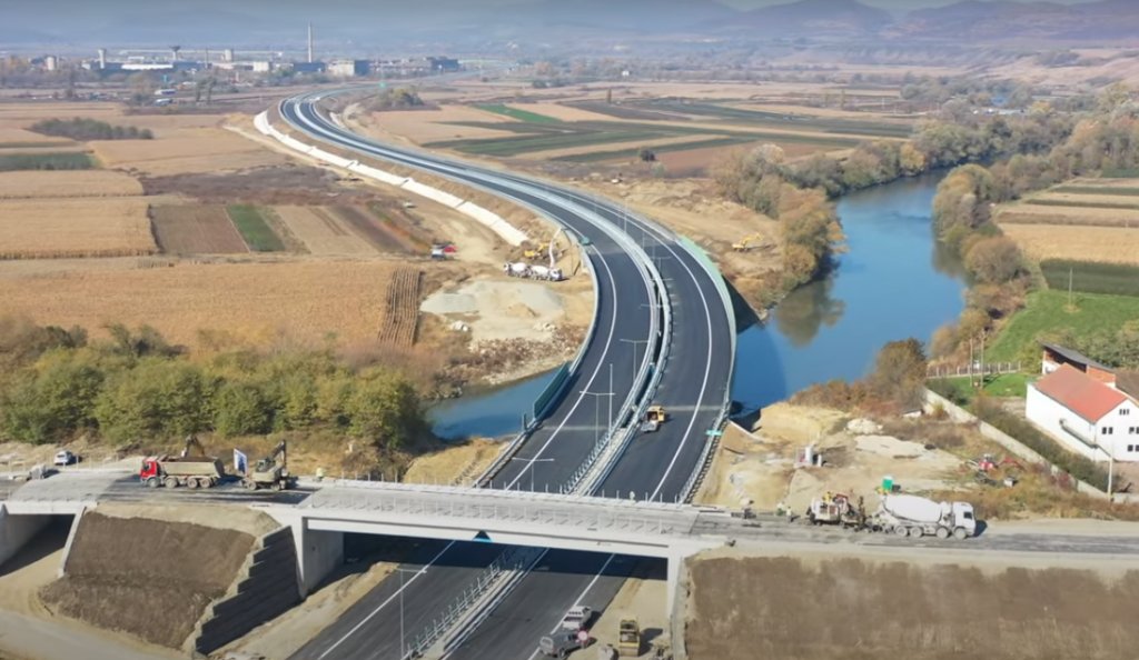 Grecii de la Aktor stau bine cu asfaltarea pe Autostrada A10 Sebeş-Turda, lotul 2. Avans la maracajele rutiere şi parapeţi