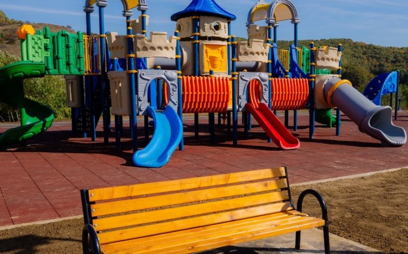 Spații noi de joacă inaugurate în Florești! Sunt dotate cu leagăne, tobogane, bănci, dar și camere de supraveghere