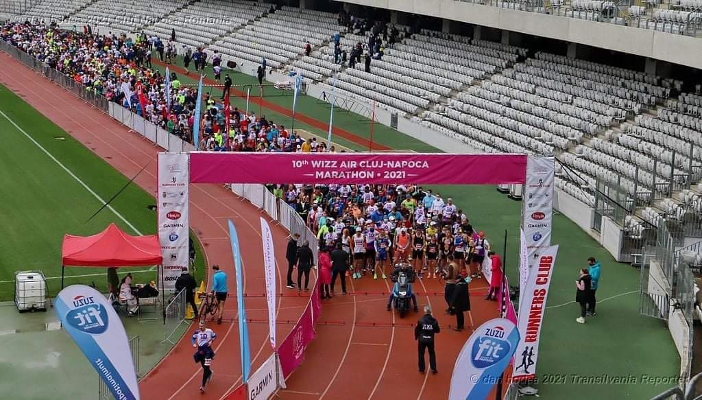 Pista stadionului, plină de lume la maratonul din weekend. Între timp, tribunele stau închise. "Opriți ipocrizia și dați drumul la spectacol!!!"