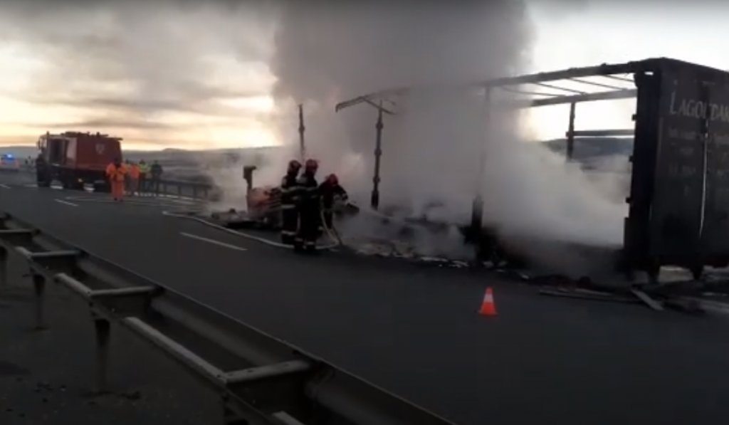 Un tir s-a făcut scrum pe Autostrada Transilvania