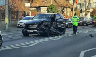 Accident în lanț, în centrul Clujului. Sunt avariate șase mașini. Un bolid de lux, făcut praf
