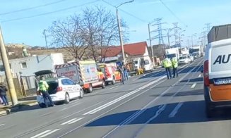 Impact violent între două mașini pe Muncii. Un bărbat a rămas încarcerat