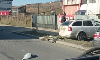 Impact violent între două mașini pe Muncii. Un bărbat a rămas încarcerat