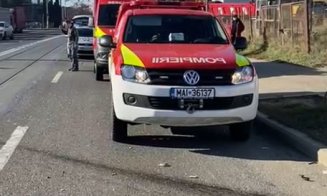 Impact violent între două mașini pe Muncii. Un bărbat a rămas încarcerat