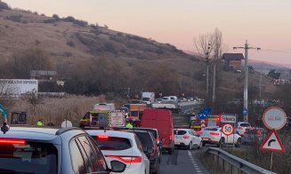 Cluj: Accident între Feleacu și Vâlcele. Un șofer a intrat cu mașina într-un camion