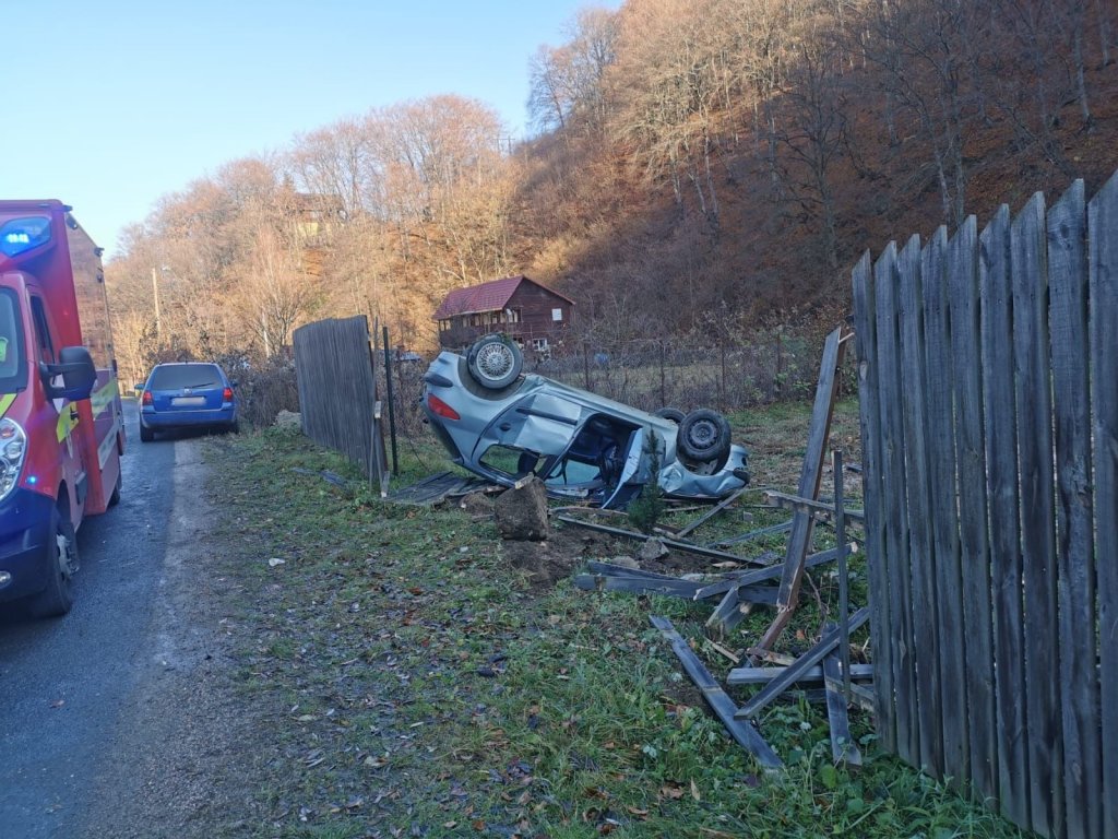 Mașină răsturnată pe un drum din Cluj. Șoferița a scăpat ca prin minune