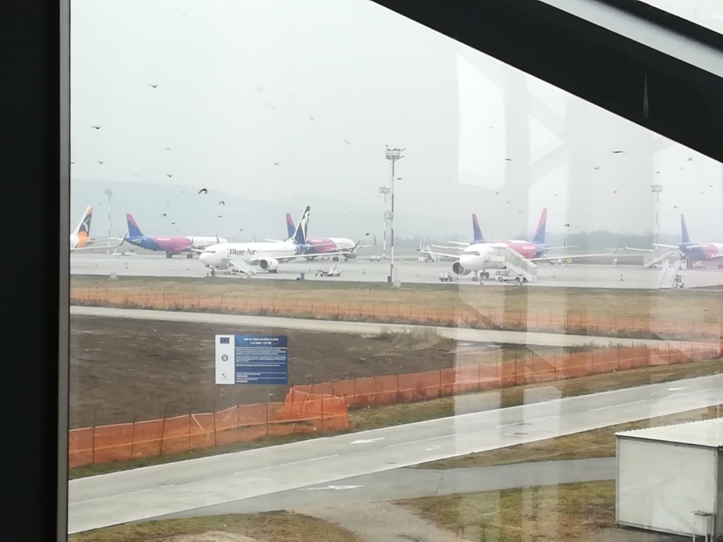 Probleme pe Aeroportul din Cluj! Pasagerii unei curse internaționale au fost debarcați din avion / Care a fost motivul