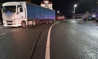 ACCIDENT în Cluj: O curbă le-a creat probleme unor şoferi de 19 şi 25 de ani. Două persoane au ajuns la spital
