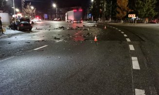 ACCIDENT în Cluj: O curbă le-a creat probleme unor şoferi de 19 şi 25 de ani. Două persoane au ajuns la spital