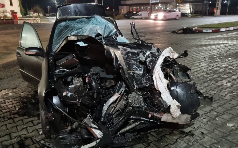 ACCIDENT în Cluj: Un şofer de 19 ani şi-a făcut maşina praf ratând o curbă. A ajuns la spital împreună cu pasagerul din dreapta