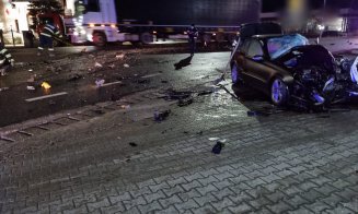 ACCIDENT în Cluj: O curbă le-a creat probleme unor şoferi de 19 şi 25 de ani. Două persoane au ajuns la spital