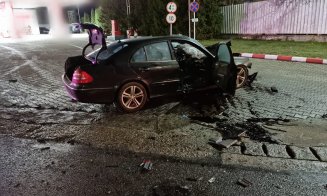 ACCIDENT în Cluj: O curbă le-a creat probleme unor şoferi de 19 şi 25 de ani. Două persoane au ajuns la spital
