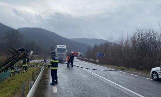 Accident pe Cluj - Oradea. Un microbuz a intrat într-un stâlp