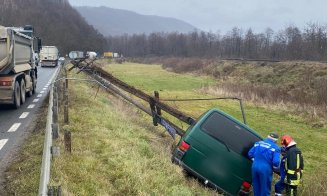 Accident pe Cluj - Oradea. Un microbuz a intrat într-un stâlp