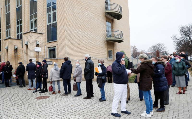 Cozi la vaccinare anti-COVID în Ungaria. Cum merge imunizarea în România