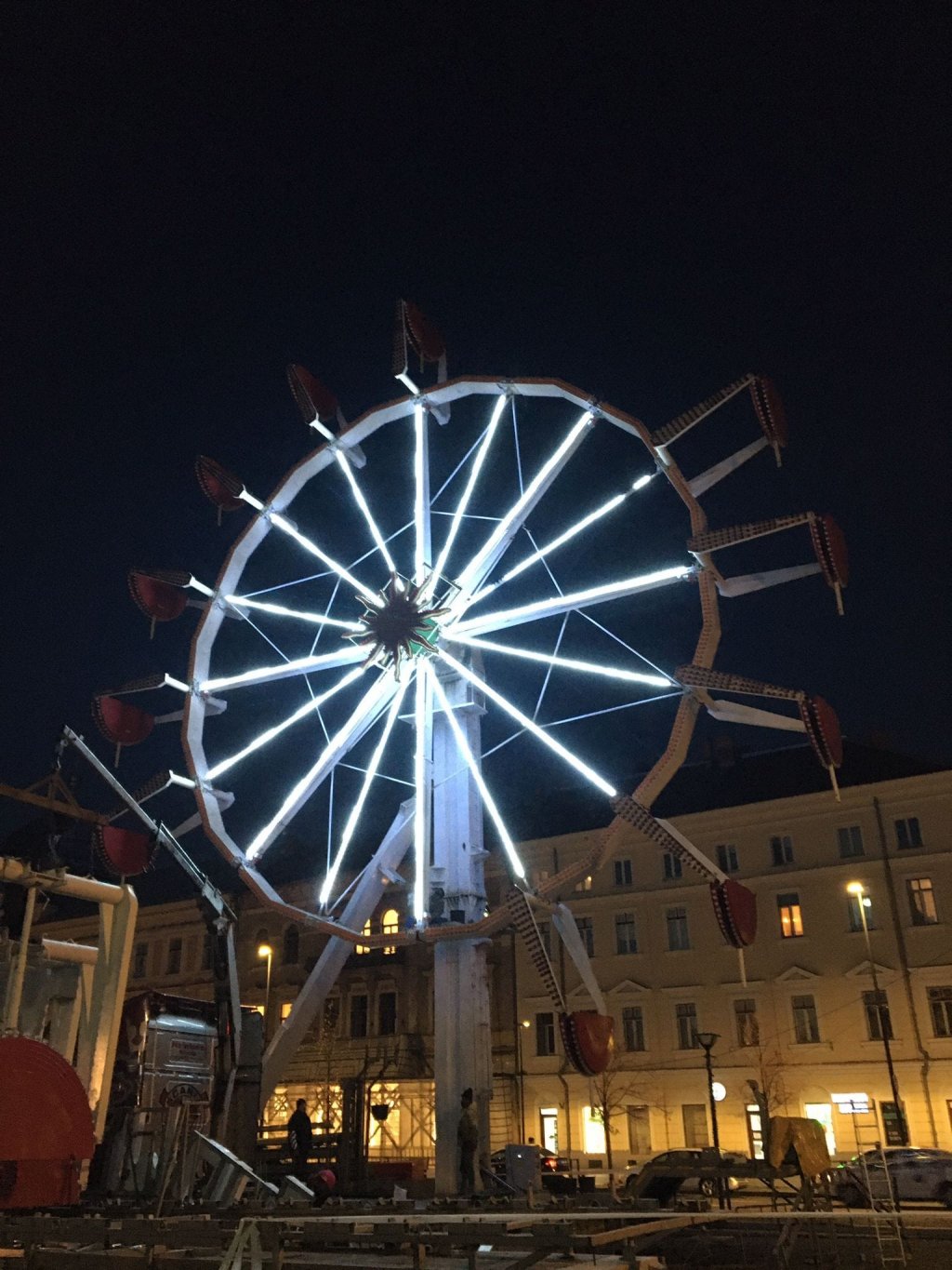 Târgul de Crăciun: roata panoramică a fost instalată în Unirii