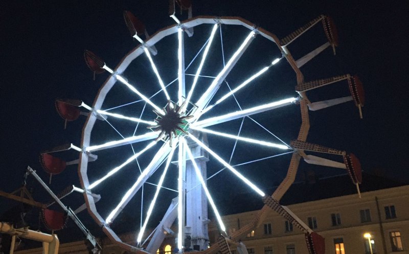 Târgul de Crăciun: roata panoramică a fost instalată în Unirii