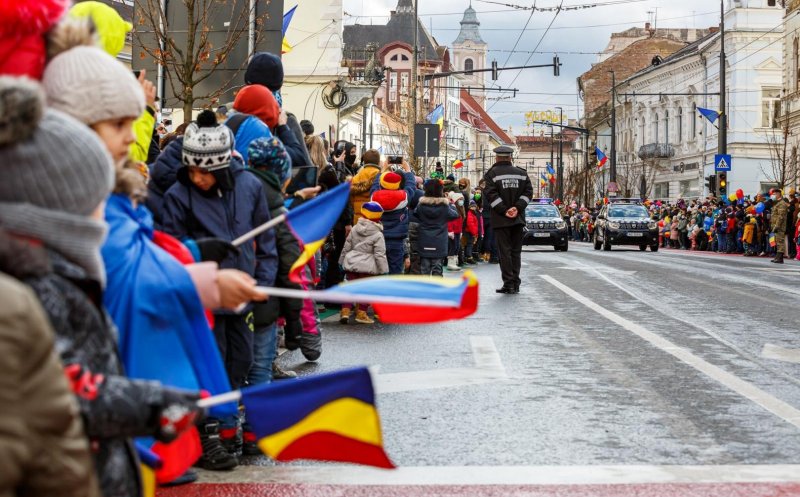 PROGRAMUL de 1 Decembrie la Cluj-Napoca. Defilare militară pe Regele Ferdinand, orașul survolat de MiG-uri