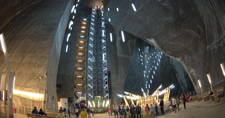 Oameni FĂRĂ MASCĂ, în plină pandemie, la Salina Turda