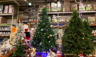 Cât costă un pom de Crăciun la Cluj. Prețurile din 2021 pentru un brad artificial pot ajunge și la 2000 de lei