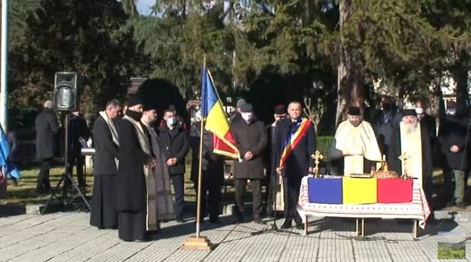 Unde a duduit în boxe "Trei culori cunosc pe nume", înainte de "Deașteaptă-te, române!" în 1 Decembrie