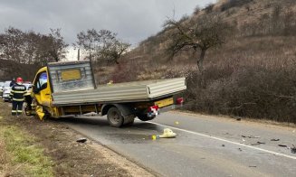 Accident GRAV lângă Gherla. Un bărbat de 77 de ani a intrat cu mașina într-o camionetă/ Un mort și doi răniți