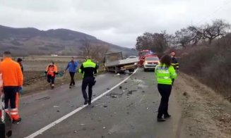 Accident MORTAL lângă Gherla. O mașină a intrat într-o camionetă/ Șoferul camionetei era băut