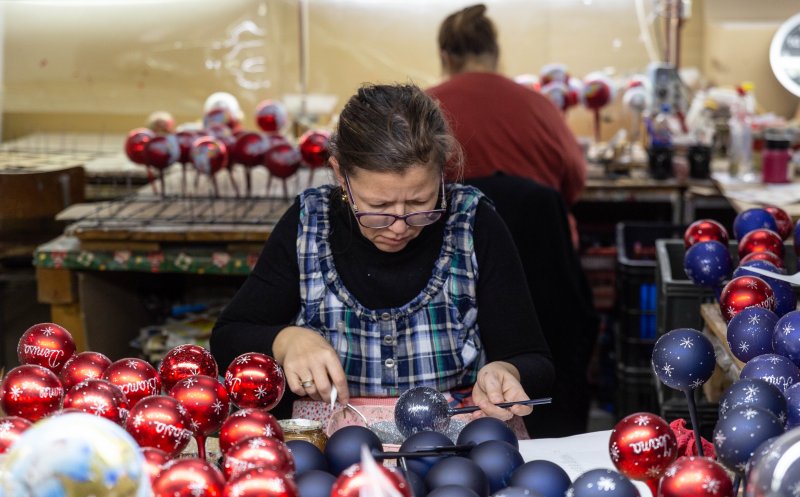 "Spiridușii de la Cluj". Povestea fabricii de globuri care împodobește brazii de Crăciun de pe toate continentele