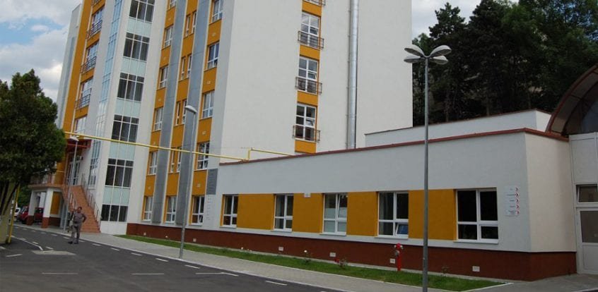 Un bărbat de 72 de ani s-a aruncat de la etajul unui salon al Spitalului Militar Cluj