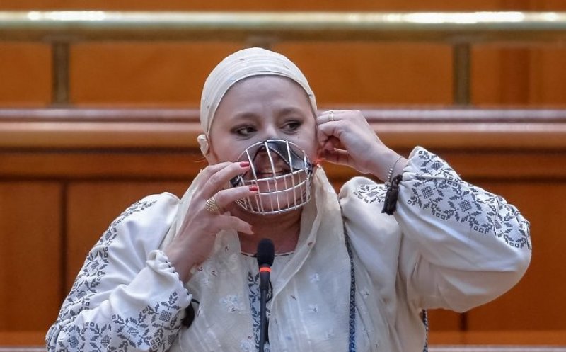 Circ în Parlament, marca Șoșoacă: Senatoarea și-a pus botniță la aniversarea a 30 de ani de la adoptarea Constituţiei