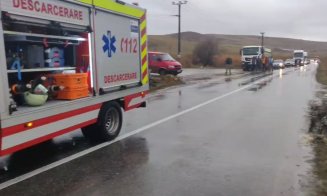Accident cu răniți pe un drum din Cluj. Un tânăr a rămas încarcerat