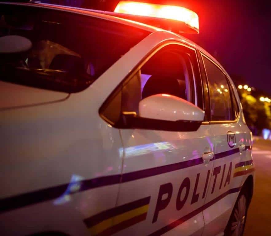 Șofer căutat de poliție după ce a accidentat un tânăr și a fugit. Mașina a fost găsită abandonată