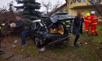 Accident spectaculos în Cluj-Napoca. A ajuns cu mașina într-o curte / O femeie a ajuns la spital