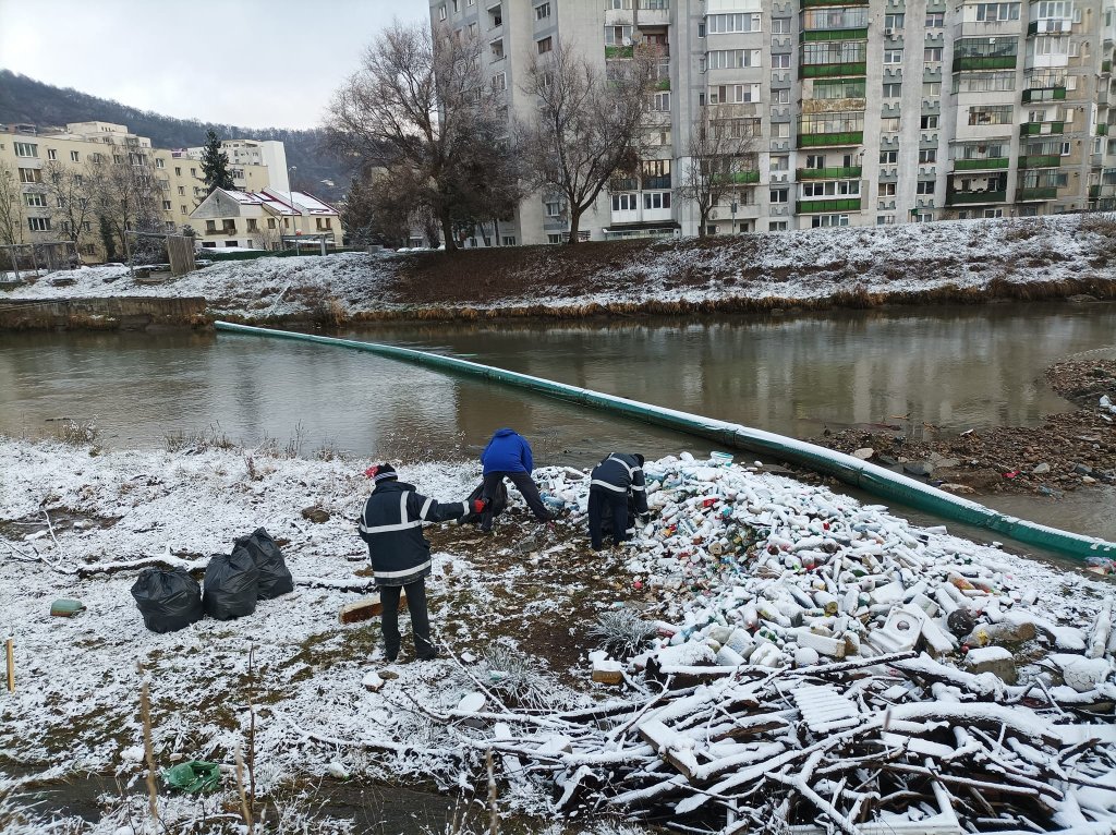80 de saci de gunoi de gunoi, ridicați zilnic de la barajul din Grigorescu