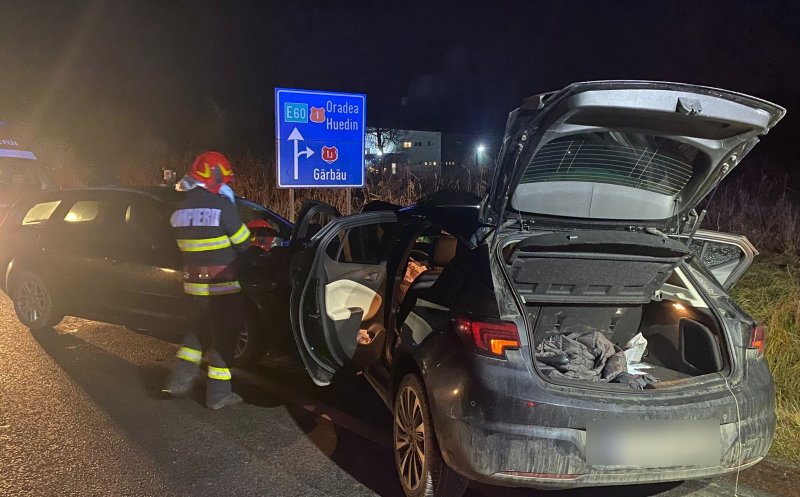 Accident între Gilău și Căpuș. O persoană încarcerată în urma impactului/ Mai mulți răniți