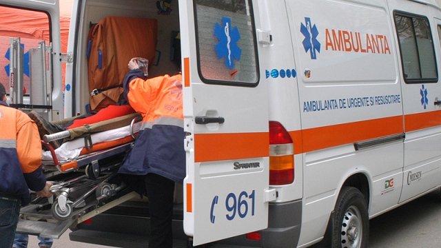 Impact frontal între două autoturisme, la Cluj.  Un minor a fost rănit în accident