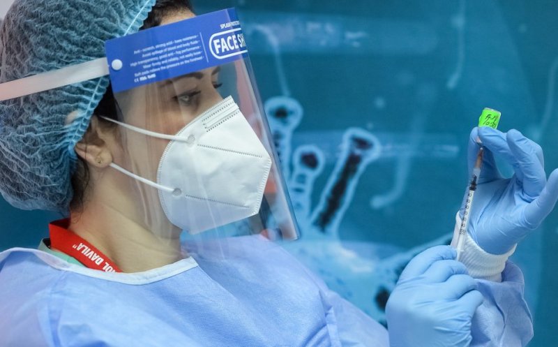 Cum îți dai seama că ești infectat cu Omicron? Există un simptom specific acestei variante