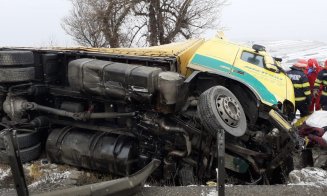 Accident pe Cluj - Oradea. Șoferul unui TIR a rămas încarcerat/ Trafic alternativ