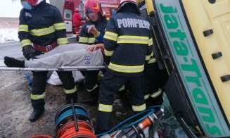Accident pe Cluj - Oradea. Șoferul unui TIR a rămas încarcerat/ Trafic alternativ